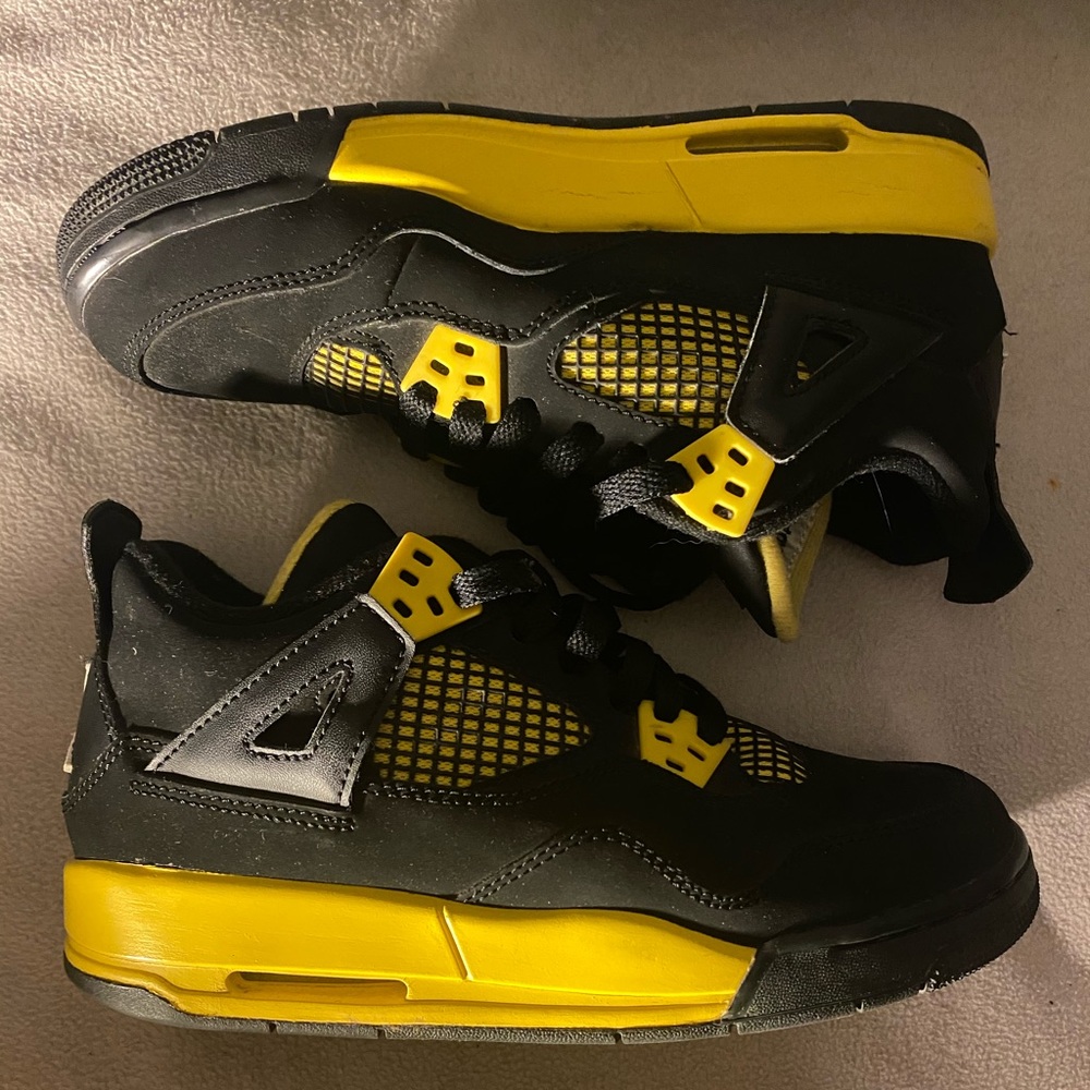 Jordan 4s thunder GS 2012